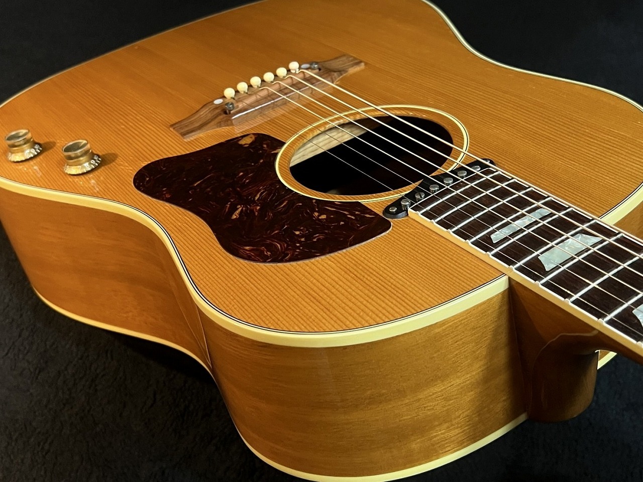 ギター Gibson John Lennon J-160E Peace Model 楽器買取Qsic 楽器買取専門店Qsicは全国より不要になったギター