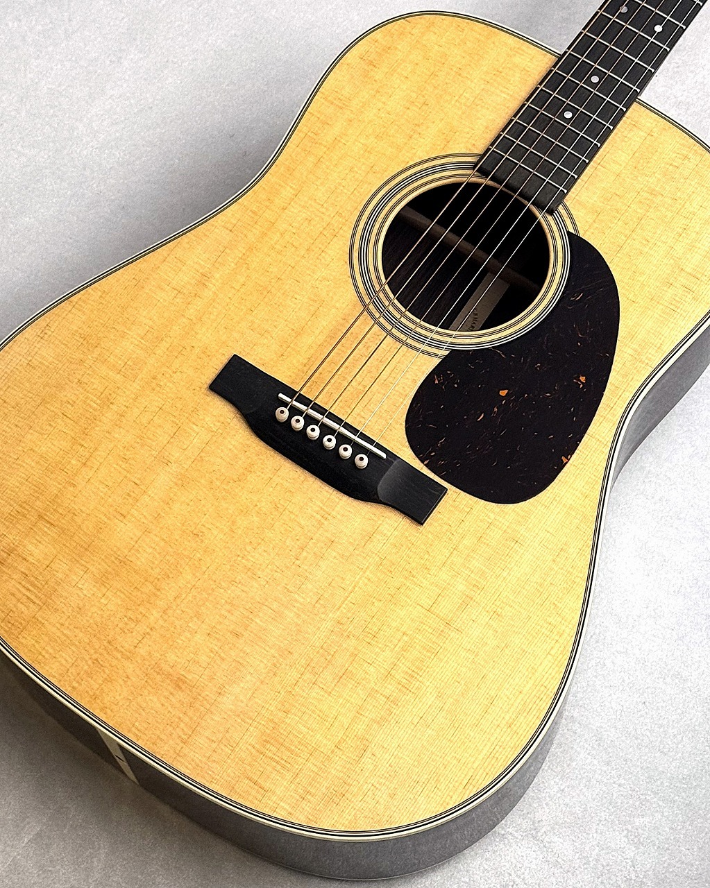 Martin 【空間全体に響き渡る豊潤なサウンド】 D-28 Standard #3073828