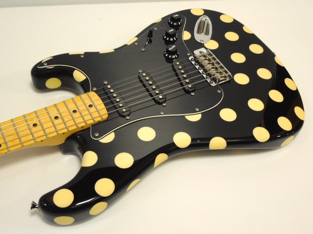 Fender バディガイシグネチャー ドット柄 ストラトキャスター 定価20万円 Fender - Fender バディガイシグネチャー ドット柄 ストラトキャスター