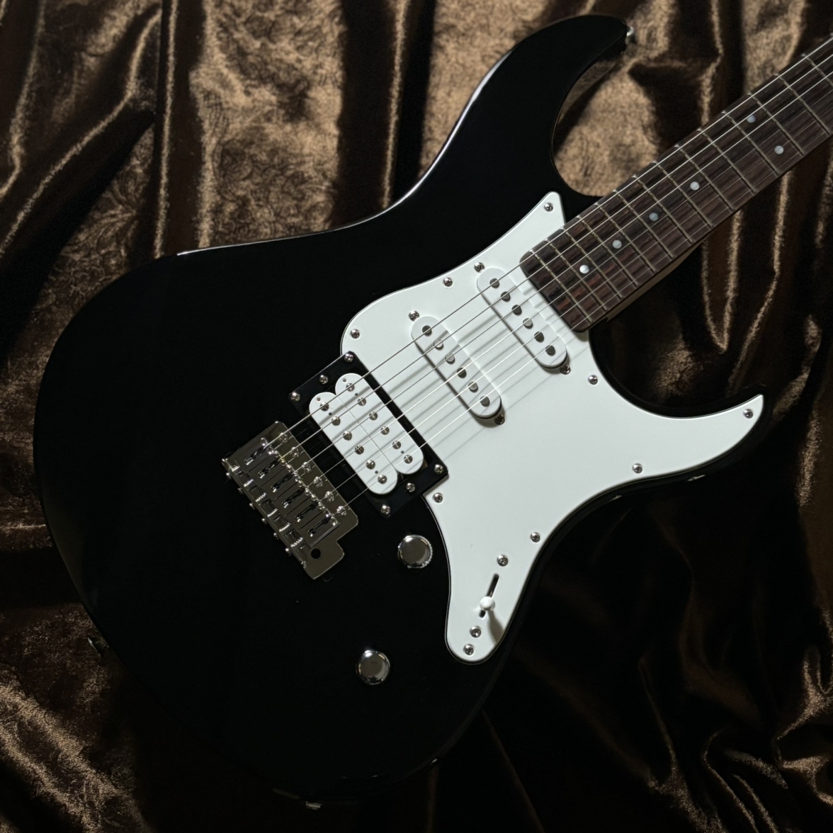 YAMAHA 《現物画像 / 迅速発送！》PACIFICA112V BL(ブラック