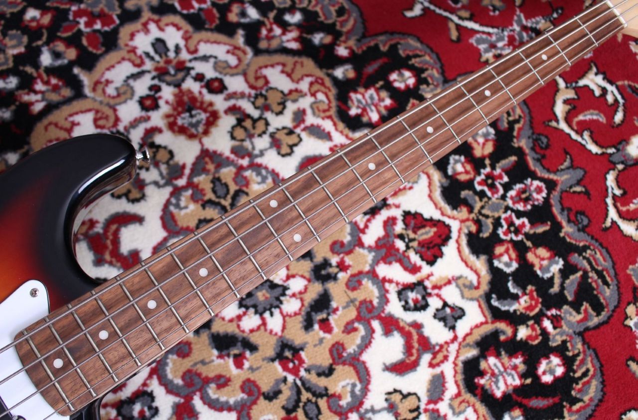 FUTRA FJS-500 3TS Strato Bass 34インチスケール・ストラト型ボディ