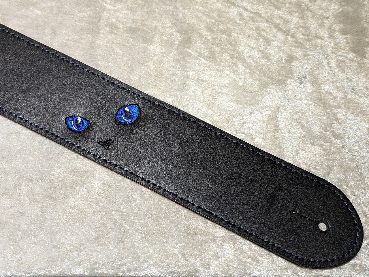 全ての Grande uomo 【特注】黒ねこ刺繡ストラップ 足跡Verサファイア 携帯電話・スマートフォンアクセサリ