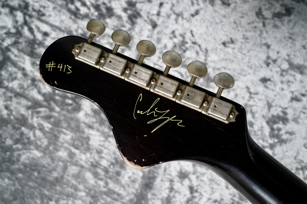 Carlos Guitar カルロスギター 5弦ベース 70年代にはギター用よりも大きい三角形のベース用ピックが販売されてい