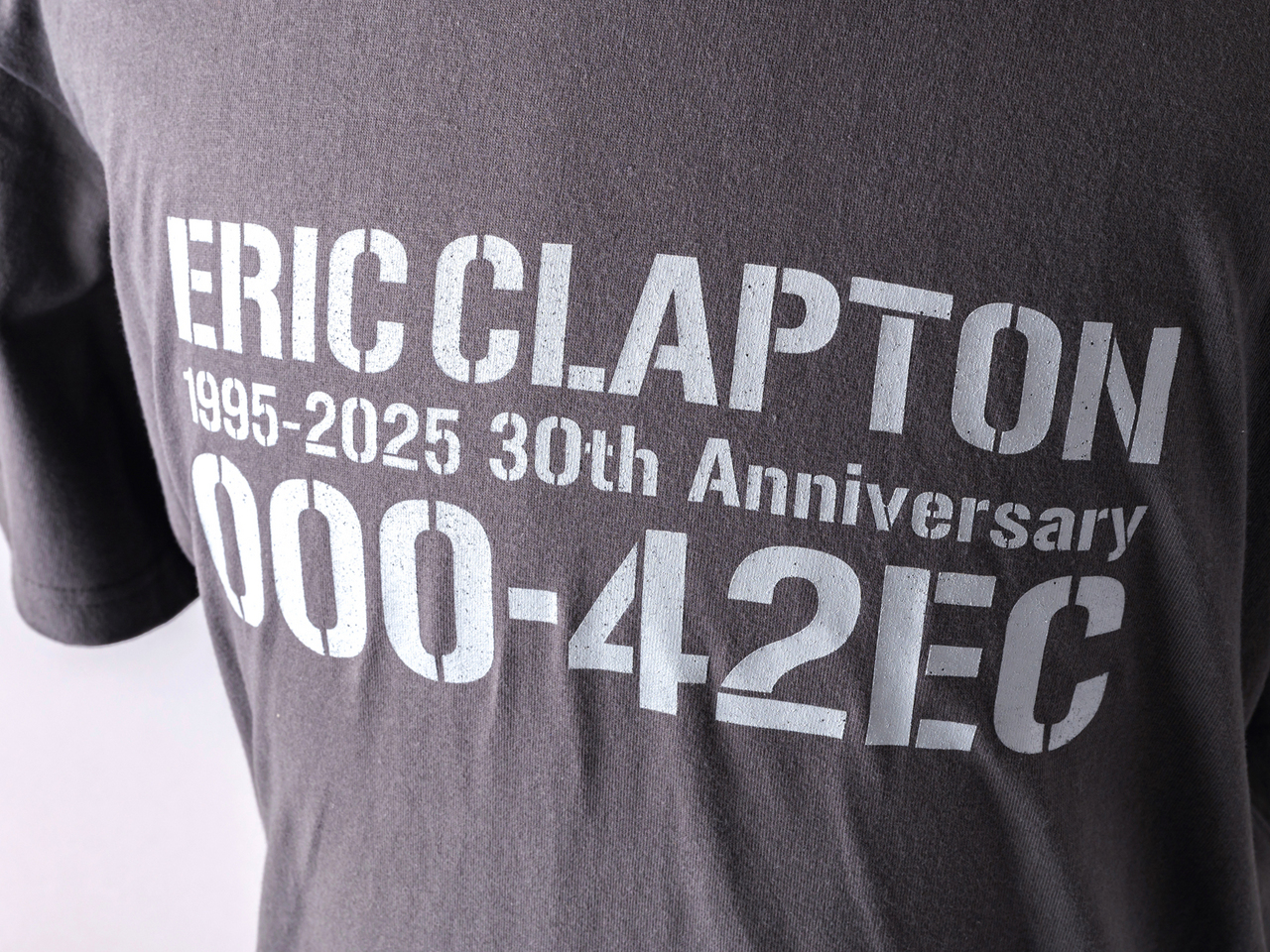 エリック・クラプトンとマーティン・ギターのコラボTシャツが5月