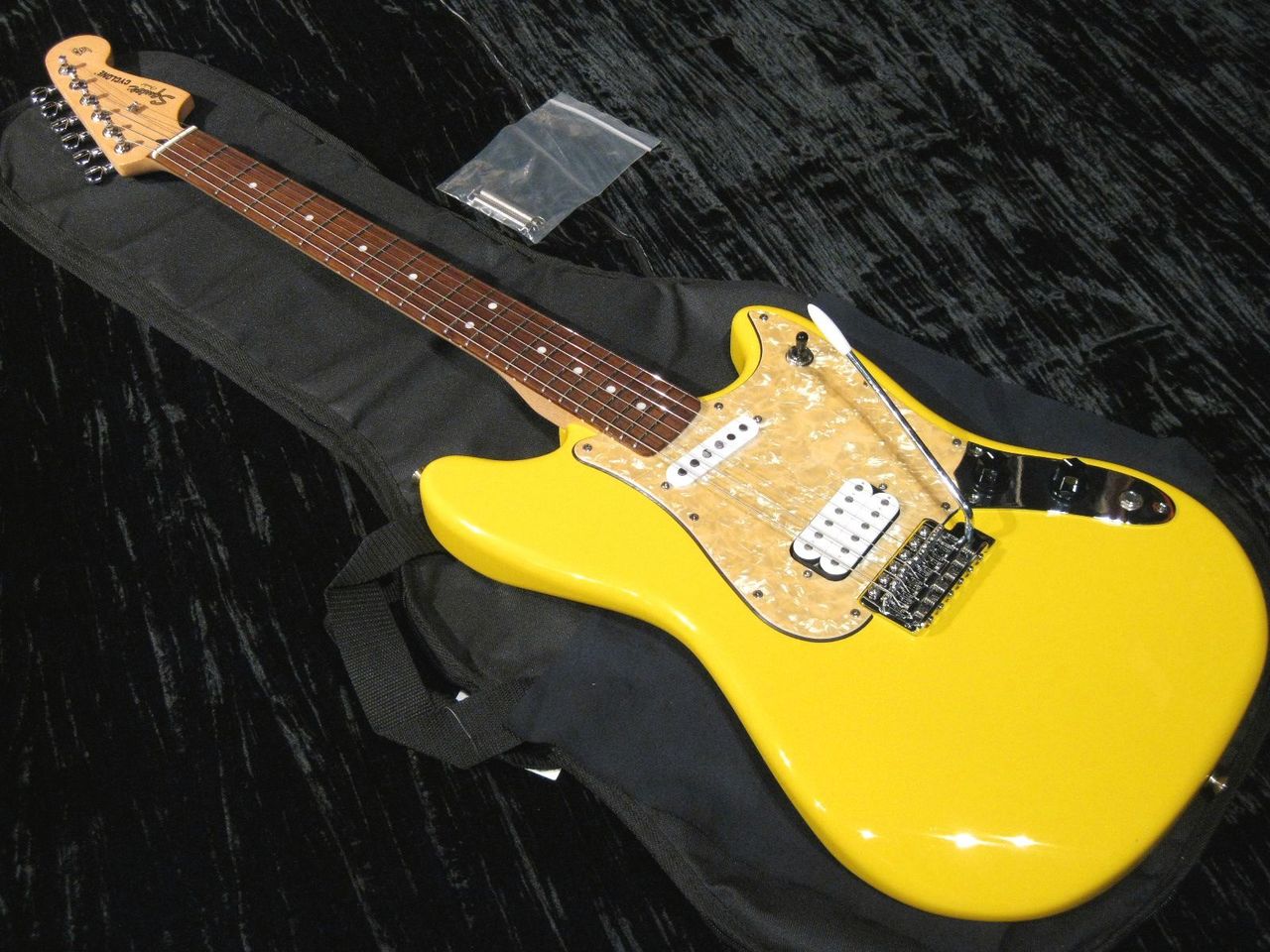 Squier cyclone スクワイヤー　サイクロン　イエロー Squier Cyclone Yellow 税込販売価格 ￥39,800- 中古 弾きやすく個性的
