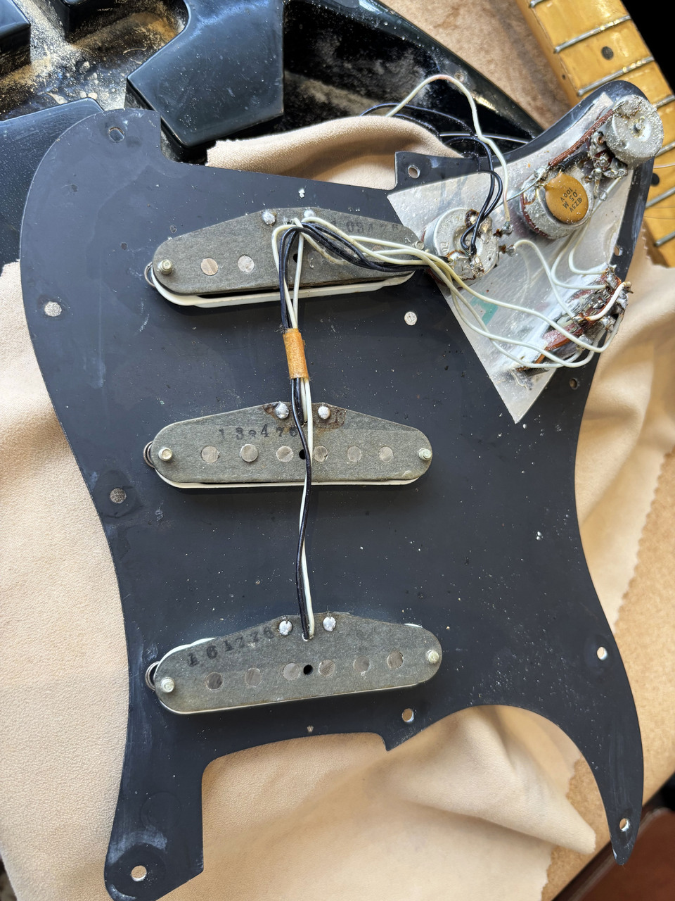 JEAN-MOREL 1897年製 鉄製プレート Fender 1976 Stratocaster Black / Maple（ビンテージ）【楽器