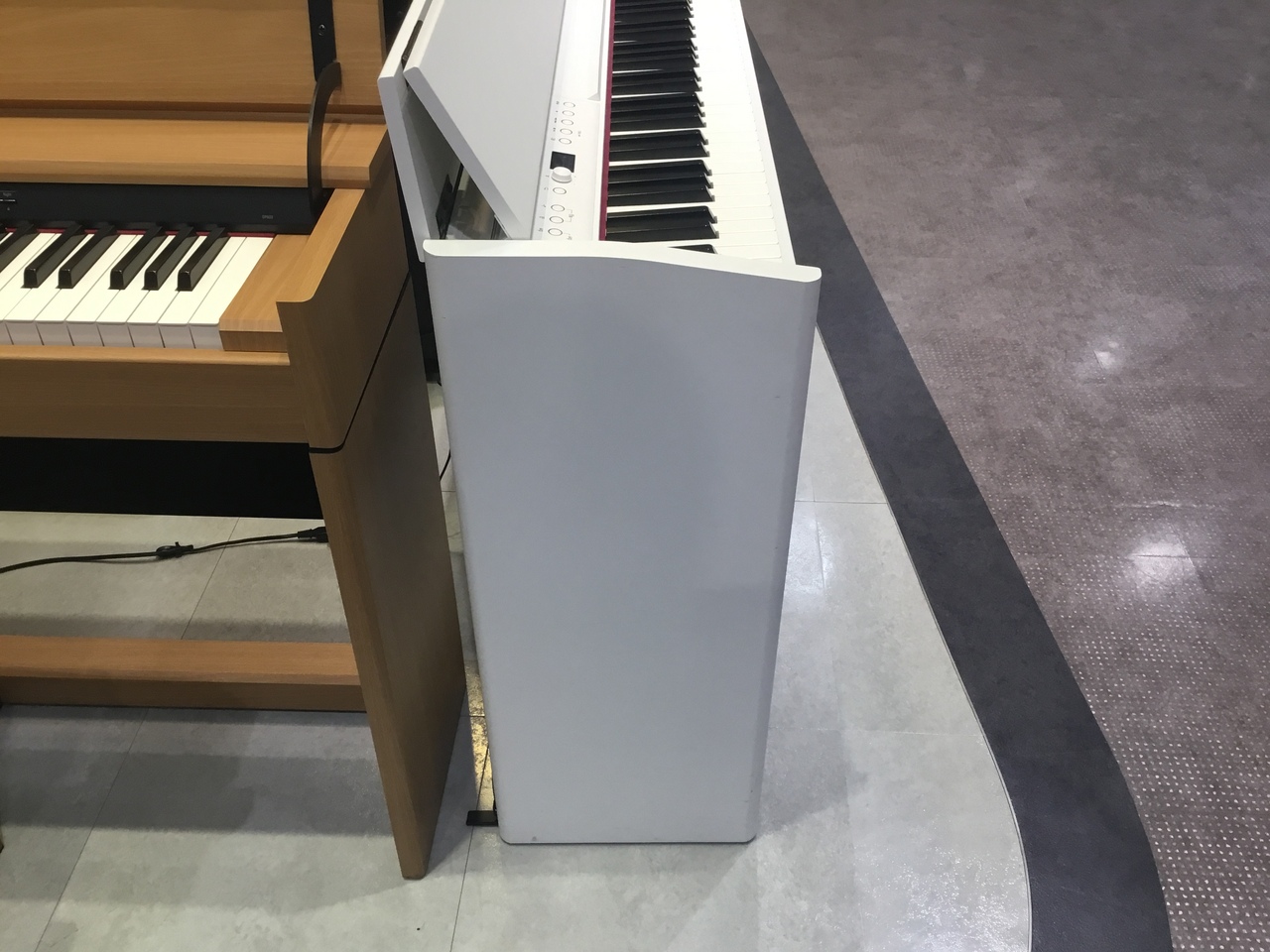 Roland F701（新品特価）【楽器検索デジマート】