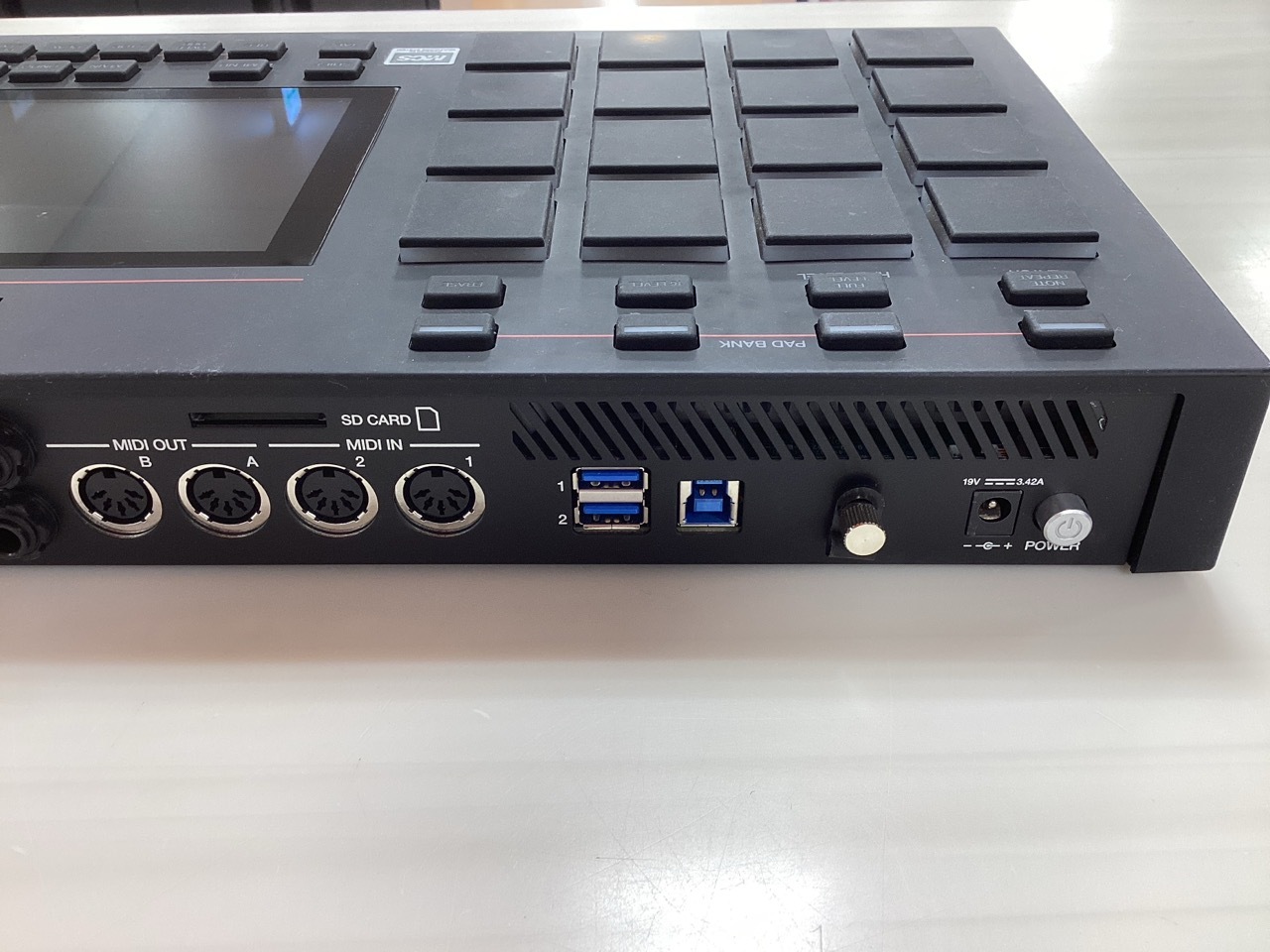 AKAI MPC Live【現物写真】（中古/送料無料）【楽器検索デジマート】