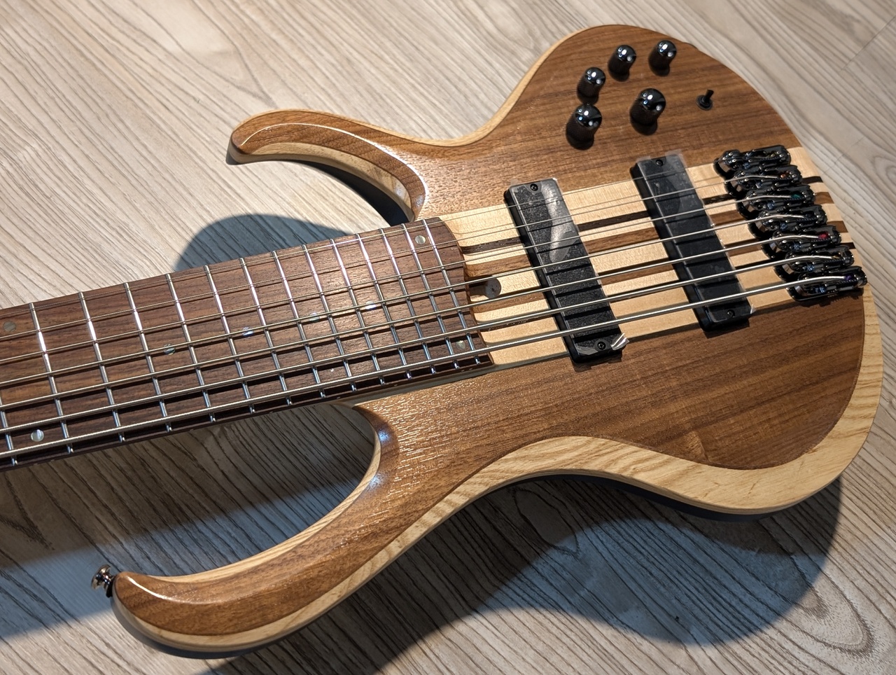 エレキベース ナチュラルウッド 4弦 Bacchus 4弦エレキベース ナチュラルウッド