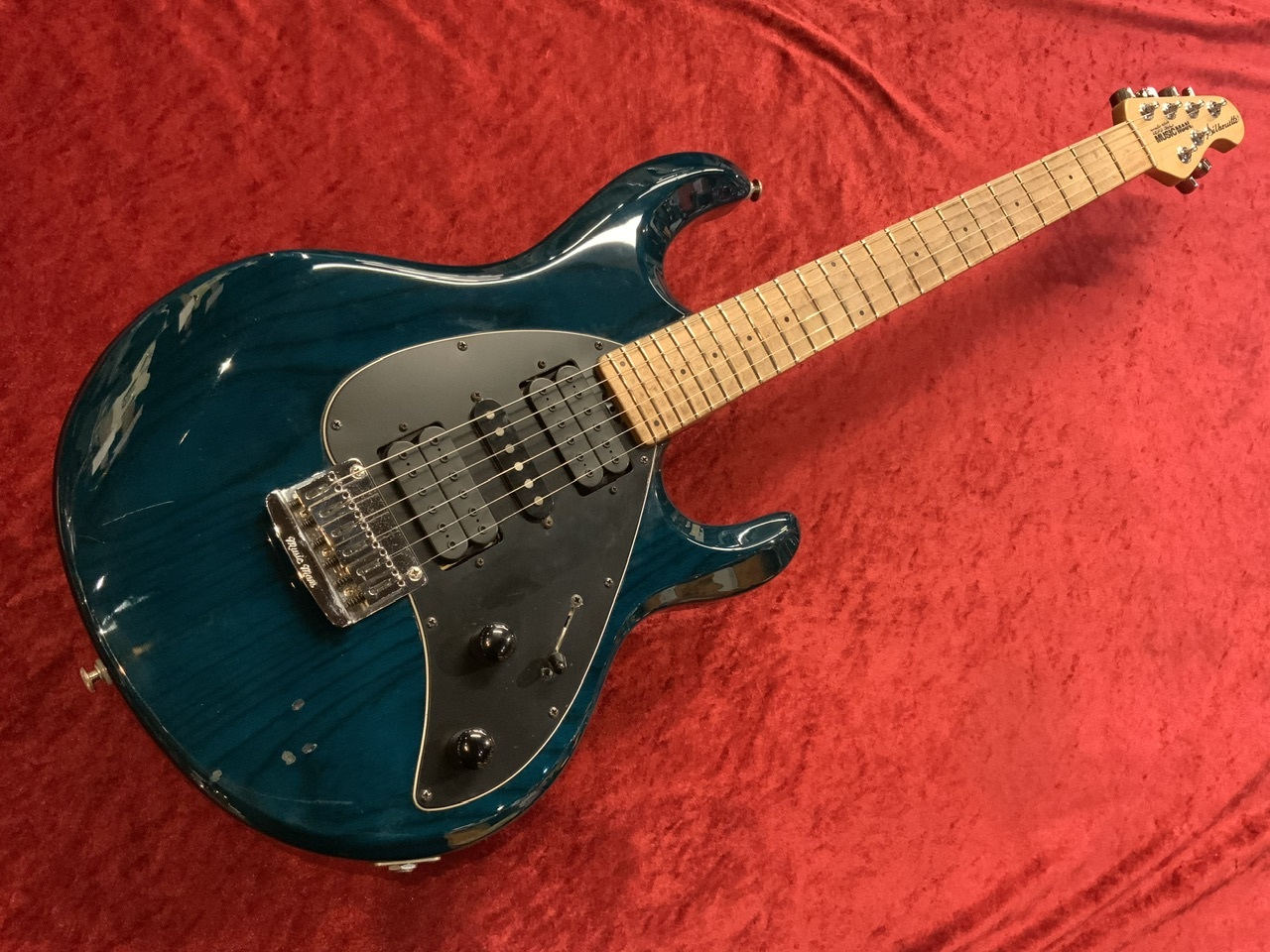 メーカー不明のMusicman Silhoette HSHタイプのモデルギター
