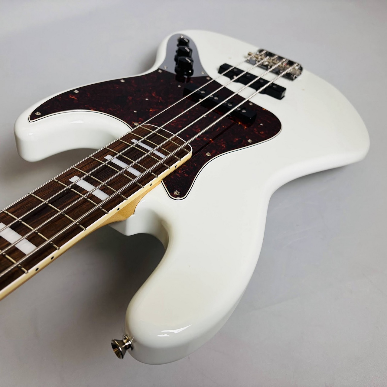 Fender FSR Made in Japan Traditional Late 60s Jazz Bass Olympic