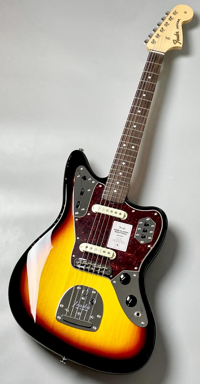 Fender Made in Japan Traditional 60s Jaguar -3-Color Sunburst