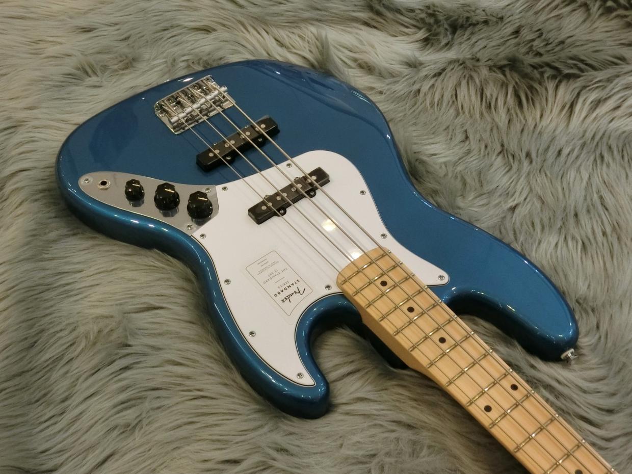 Fender Standard Jazz Bass, Maple Fingerboard, White Pickguard