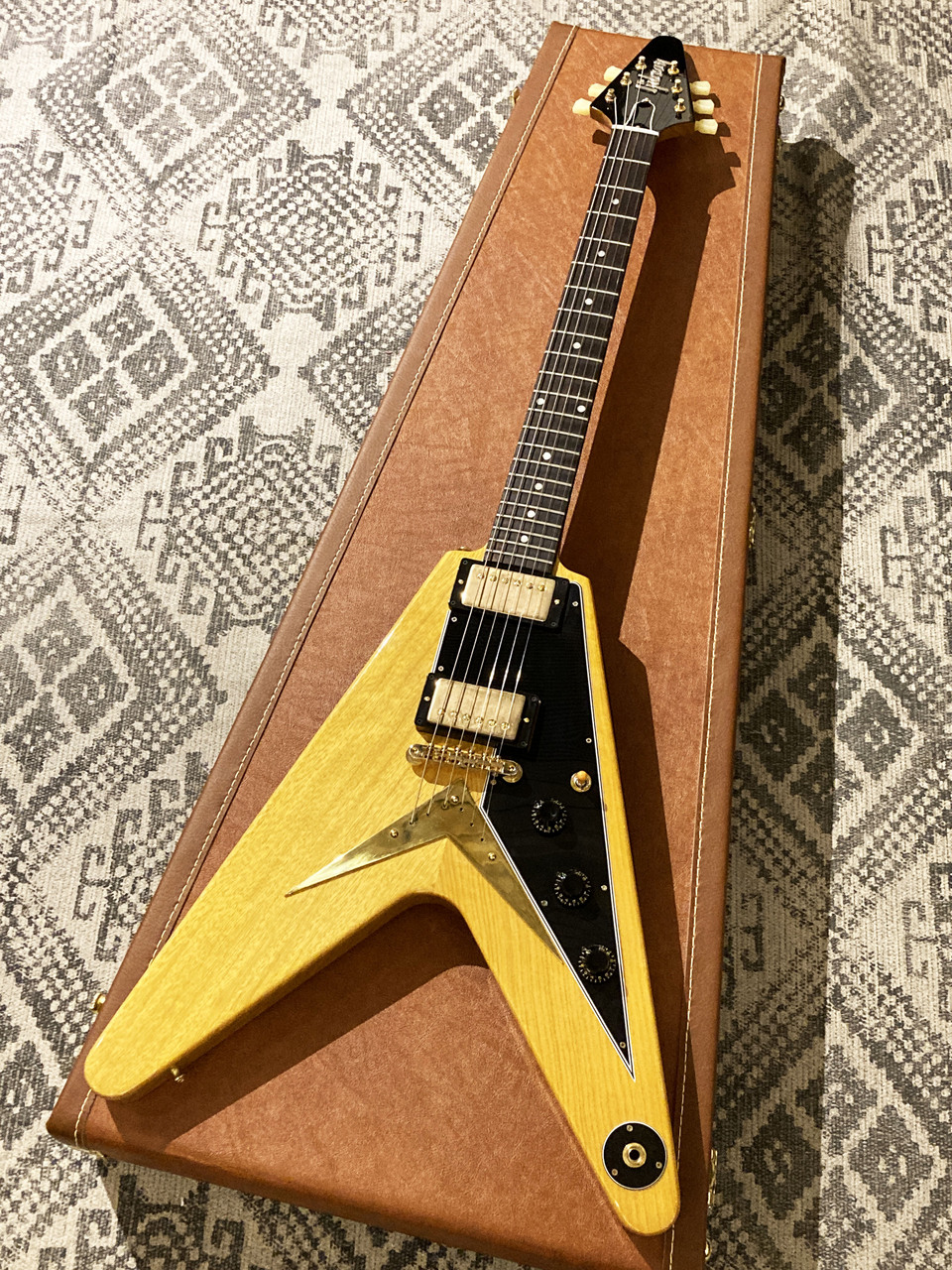 Gibson Custom Shop 1958 Korina Flying V Reissue Black Pickguard