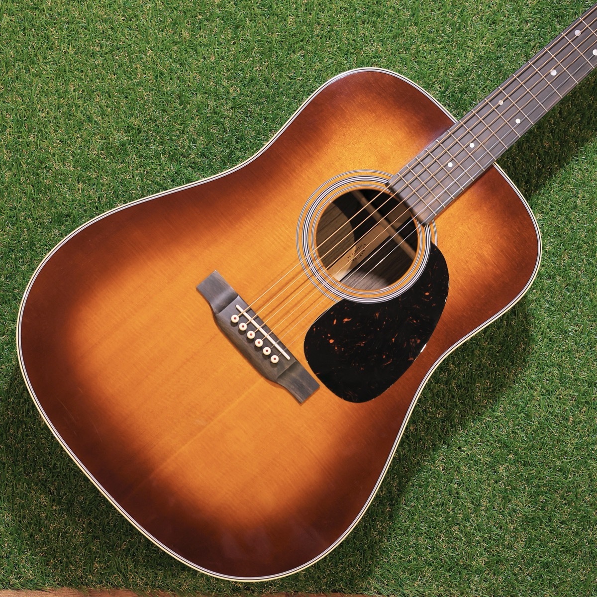 Martin D-28 Standard Ambertone【中古品】【個性的なバーストカラー