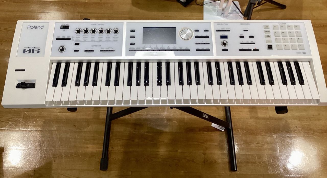 美品 Roland FA06 FA-06-SC シンセサイザー ホワイト 限定色 ローランド シンセサイザー FA-06 (Roland FA-06-SC 限定