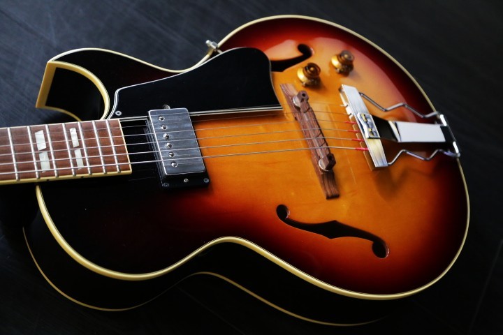 Archtop Tribute AT105 Jr. スモールサイズ フルアコ セール期間限定