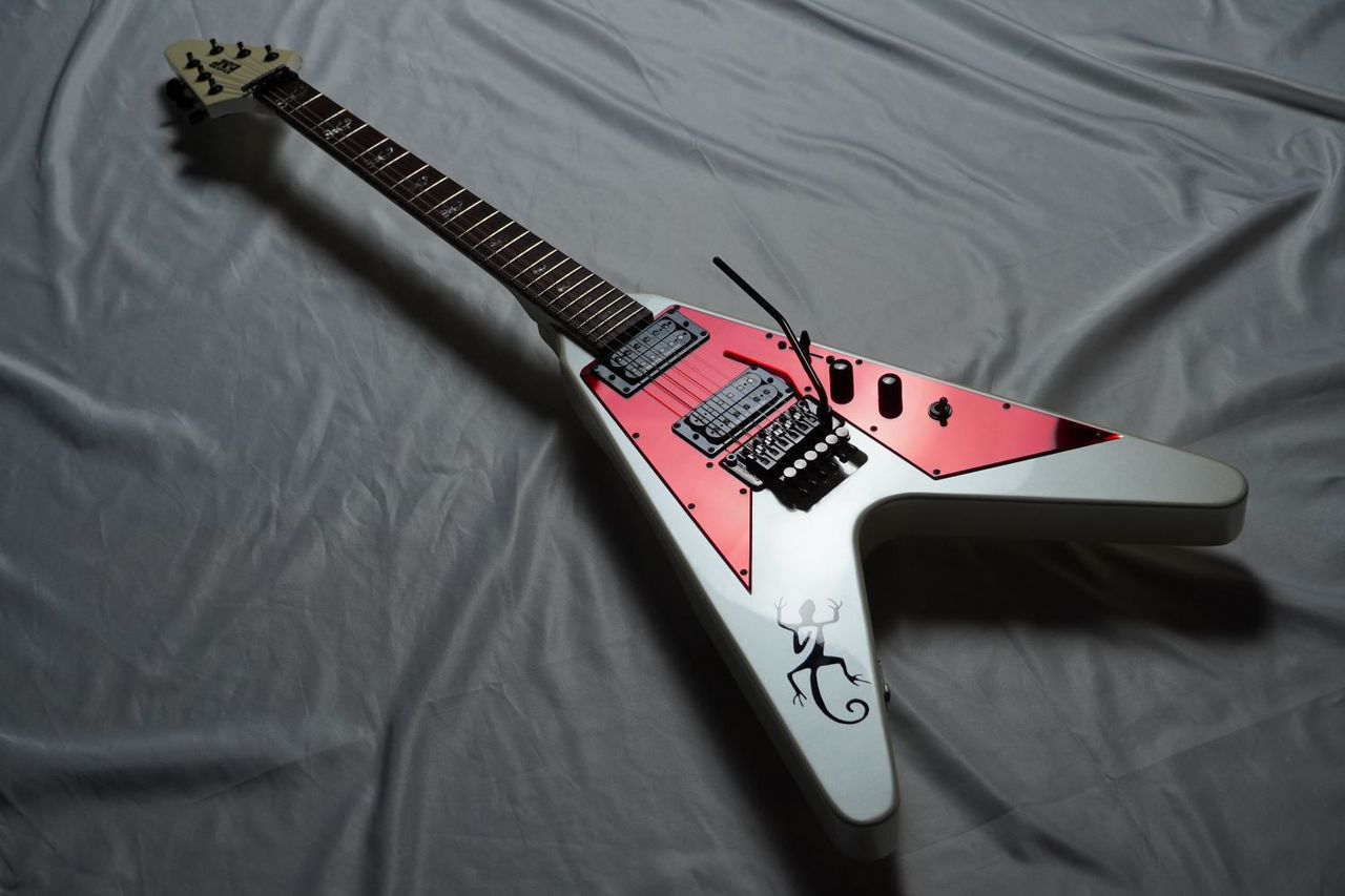 正規品販売！ /Pearl V-II SPECIAL LIZARD ESP White Rayflower YUKI(DUSTAR-3 ギター
