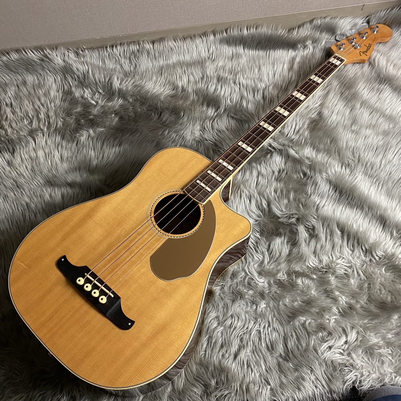 m*a様 最終値下げ　Fender KINGMAN BASS エレアコベース ケ Fender Kingman Bass Shaded Edge Burst エレアコベース トップ