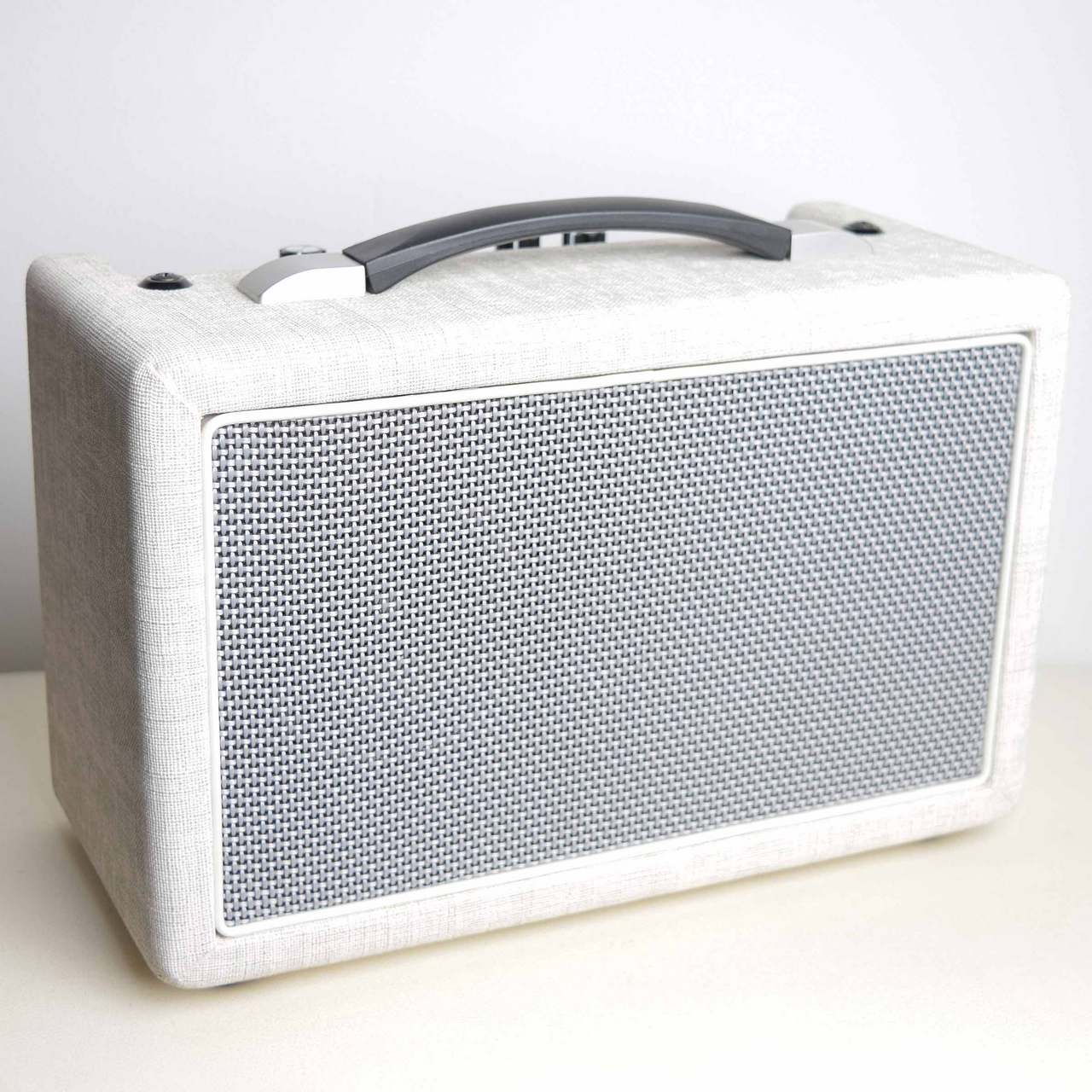 Louis LBA-10 Milkey White 10Wベースアンプ 【中古】（中古）【楽器