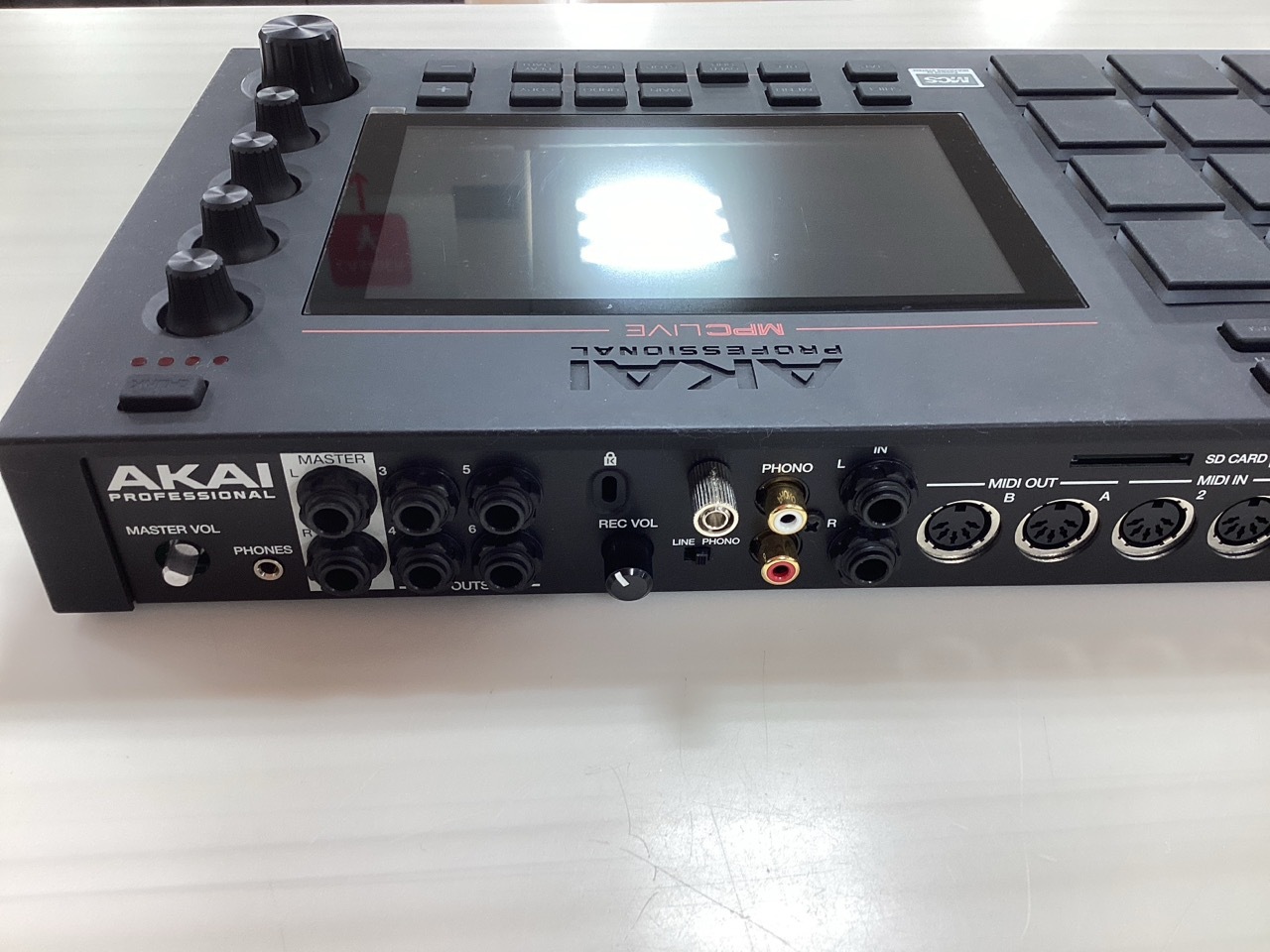 AKAI MPC Live【現物写真】（中古/送料無料）【楽器検索デジマート】