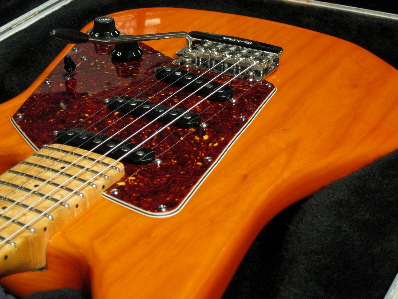 MUSIC MAN Albert Lee SSS Tremolo / Translucent Orange（中古