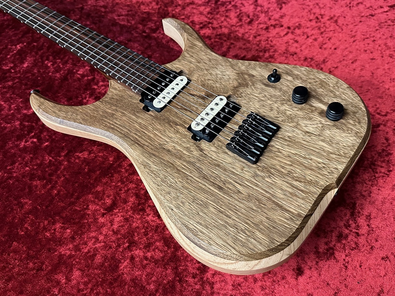 Skervesen Raptor6 エレキギター Skervesen Raptor 6 Electric Guitar w/ Case - Walnut – Drop