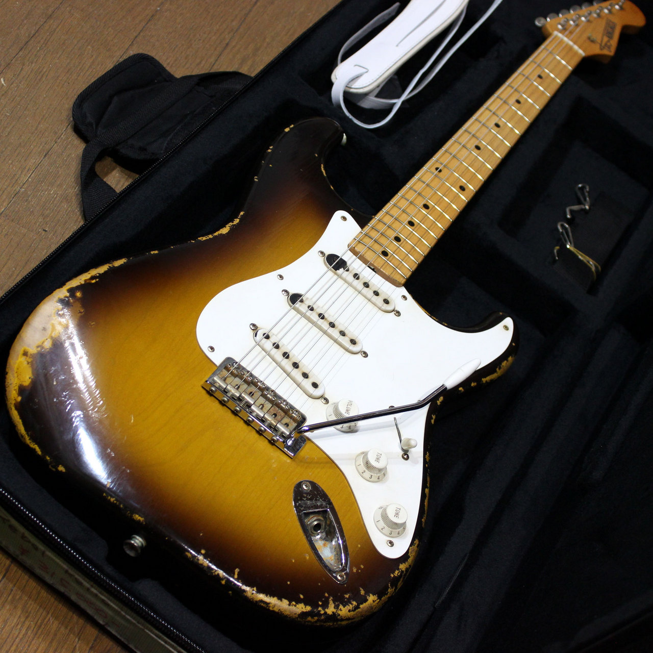 ストラトキャスタータイプ　レリック Fender Stratocaster ストラトキャスター レリック？ Fender
