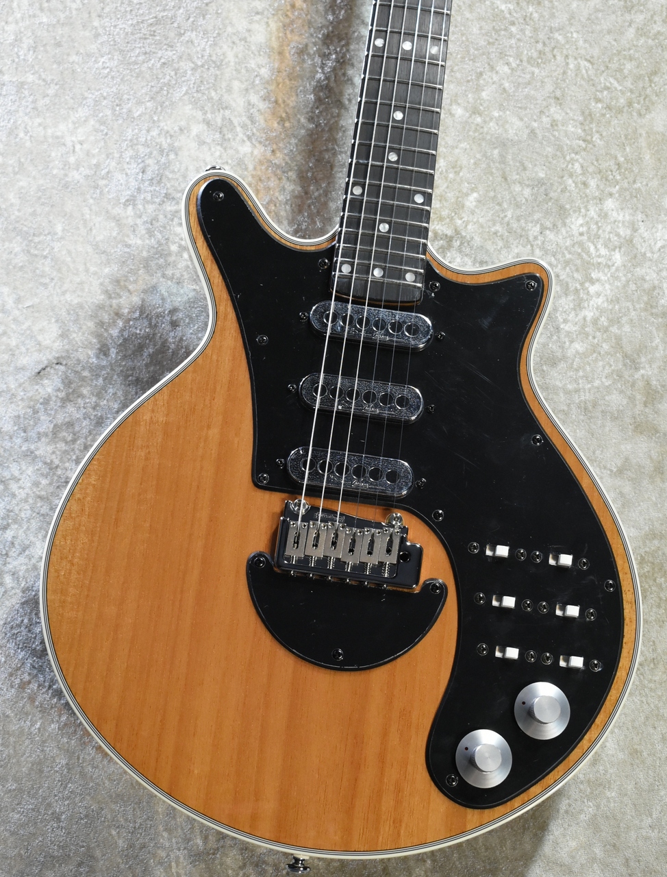 DeacyAmp. ブライアン　メイ mqdefault.jpg