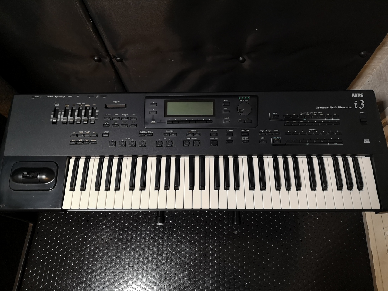 廃盤品 KORG i3 1993ver. ジャンク　シンセサイザー KORG I3 シンセサイザーシルバー