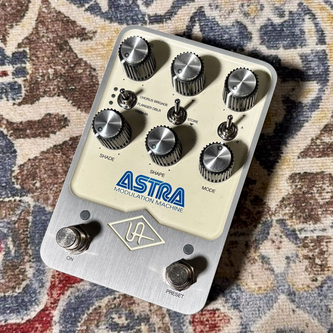 【美品】Universal Audio UAFX ASTRA Astra Modulation Machine – Universal Audio