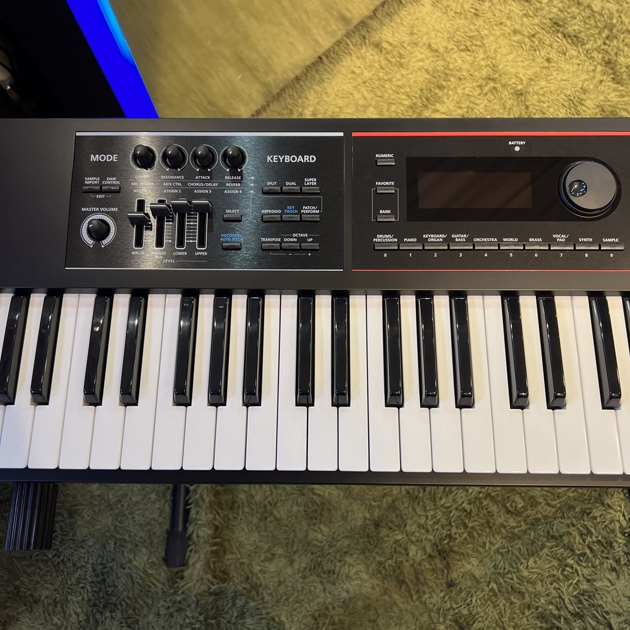 最新シンセRoland / JUNO-DS76に専用ケースがついてくる