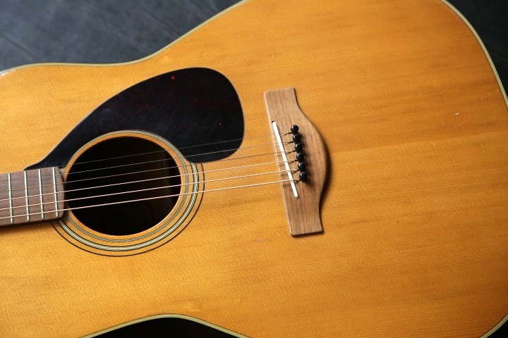 美品　激鳴り　YAMAHA  FG-180赤ラベル　70年代　ハードケース付き YAMAHA FG-180 赤ラベル お買い得品 期間限定価格（ビンテージ