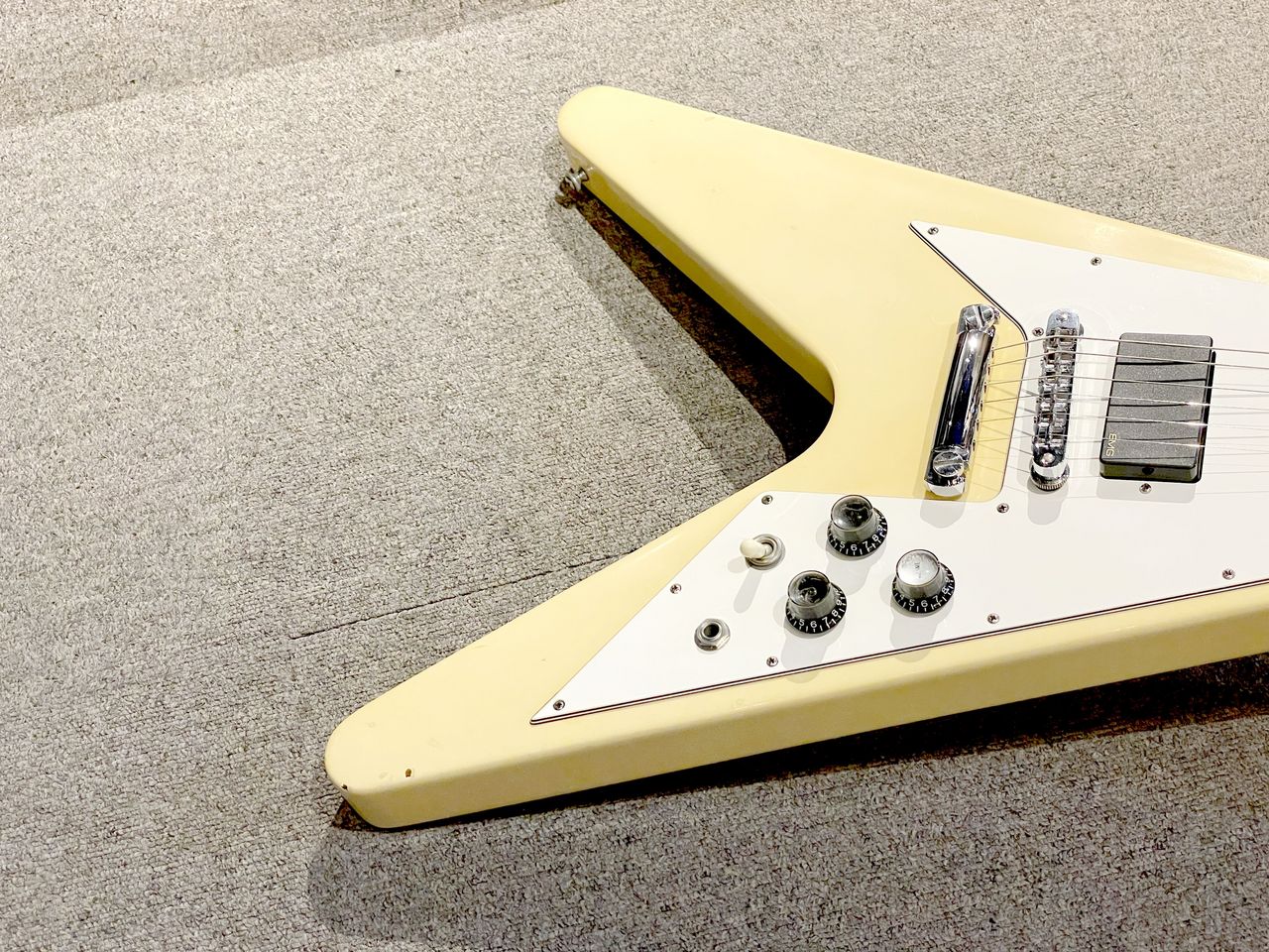 Gibson 67' Flying V Classic White Ebony Fingerboard With EMG