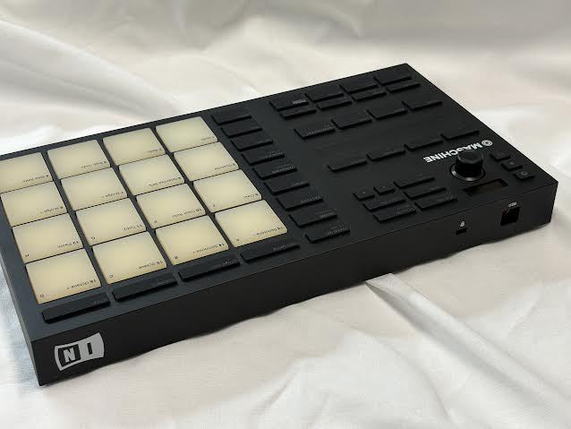 MASCHINE MIKRO MK3　中古美品　動作品　IDなし 中古品】Native Instruments/ビートプロダクション/MASCHINE MIKRO MK3