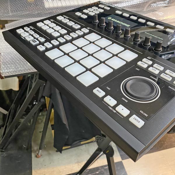 NATIVE INSTRUMENTS MASCHINE STUDIO BK（中古）【楽器検索デジマート】