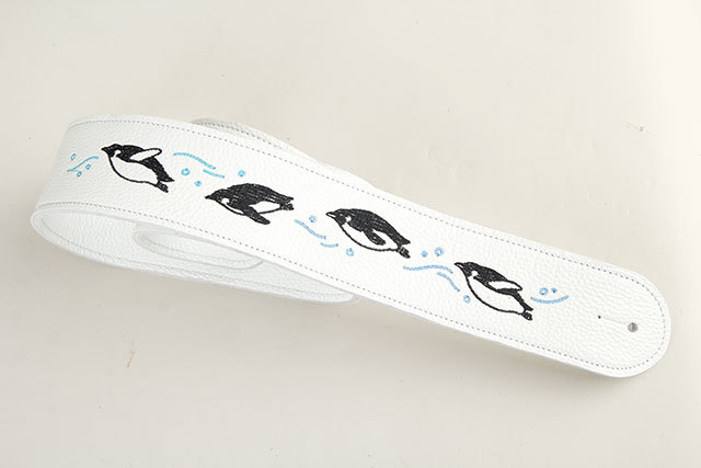 (新品)ホワイトパンツ ペンギン刺繍付き ペンギン刺繍くるみボタンアクセサリー:29mm｜mimi刺繍｜東京