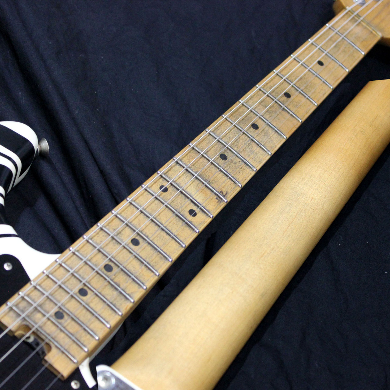 EVH Striped Series White with Black Stripes Relic 白黒 ストライプ