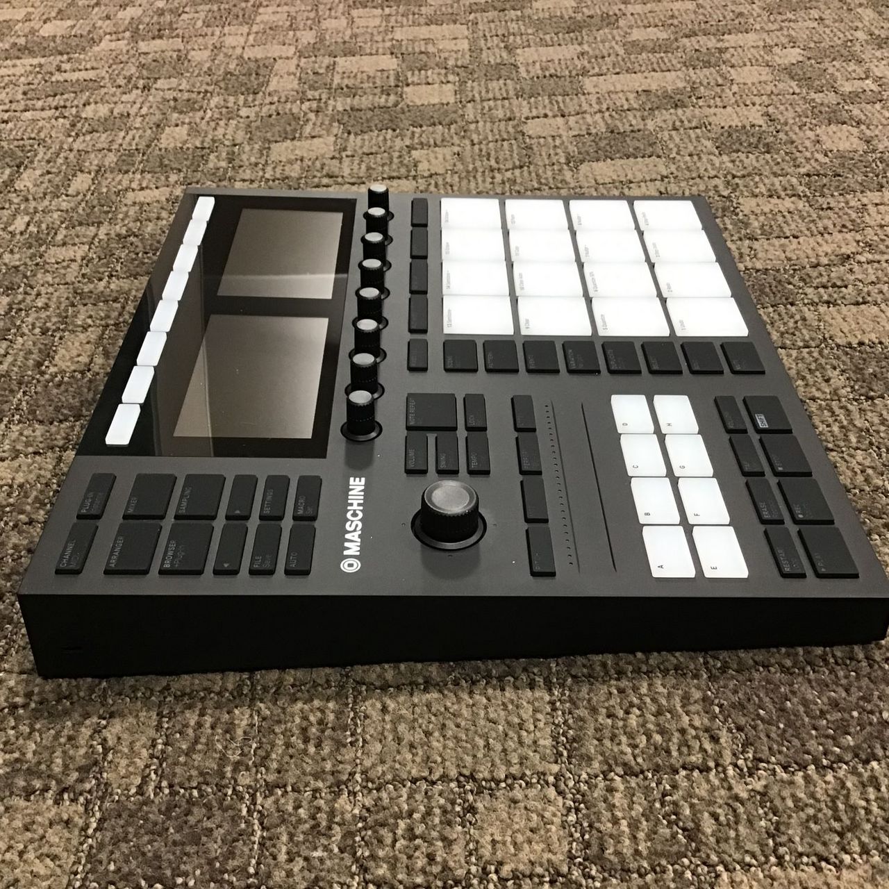 NATIVE INSTRUMENTS MASCHINE MK3【現物写真】（中古/送料無料）【楽器