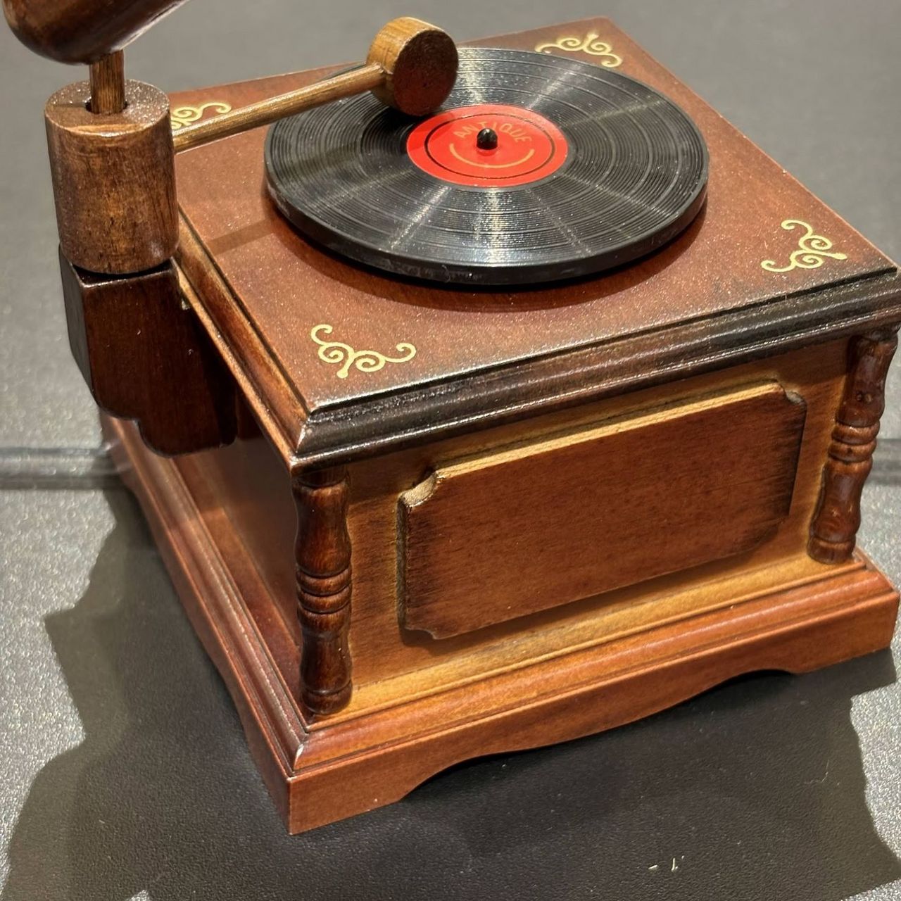 蓄音機　アンティーク レンタル情報|小道具のMusic蓄音機 ゴールドxウッド|EASE