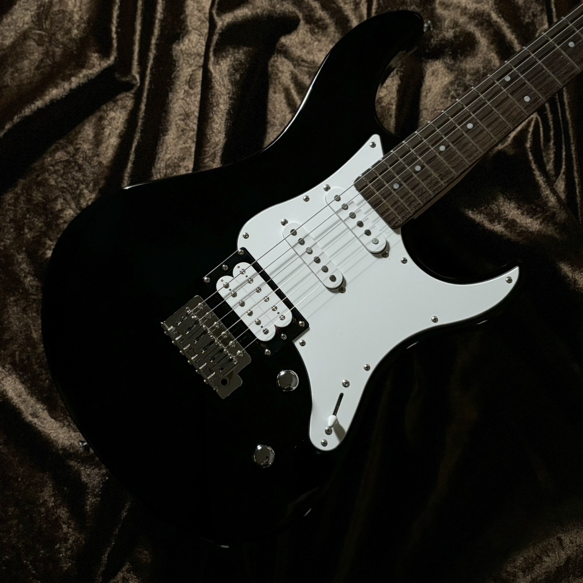 YAMAHA 《現物画像 / 迅速発送！》PACIFICA112V BL(ブラック