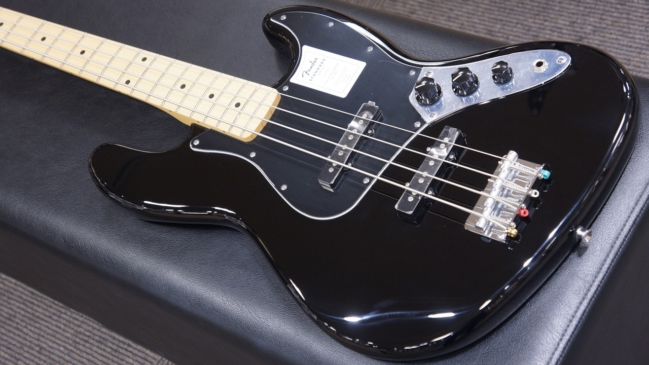 Fender Standard Jazz Bass Maple Fingerboard Black Pickguard