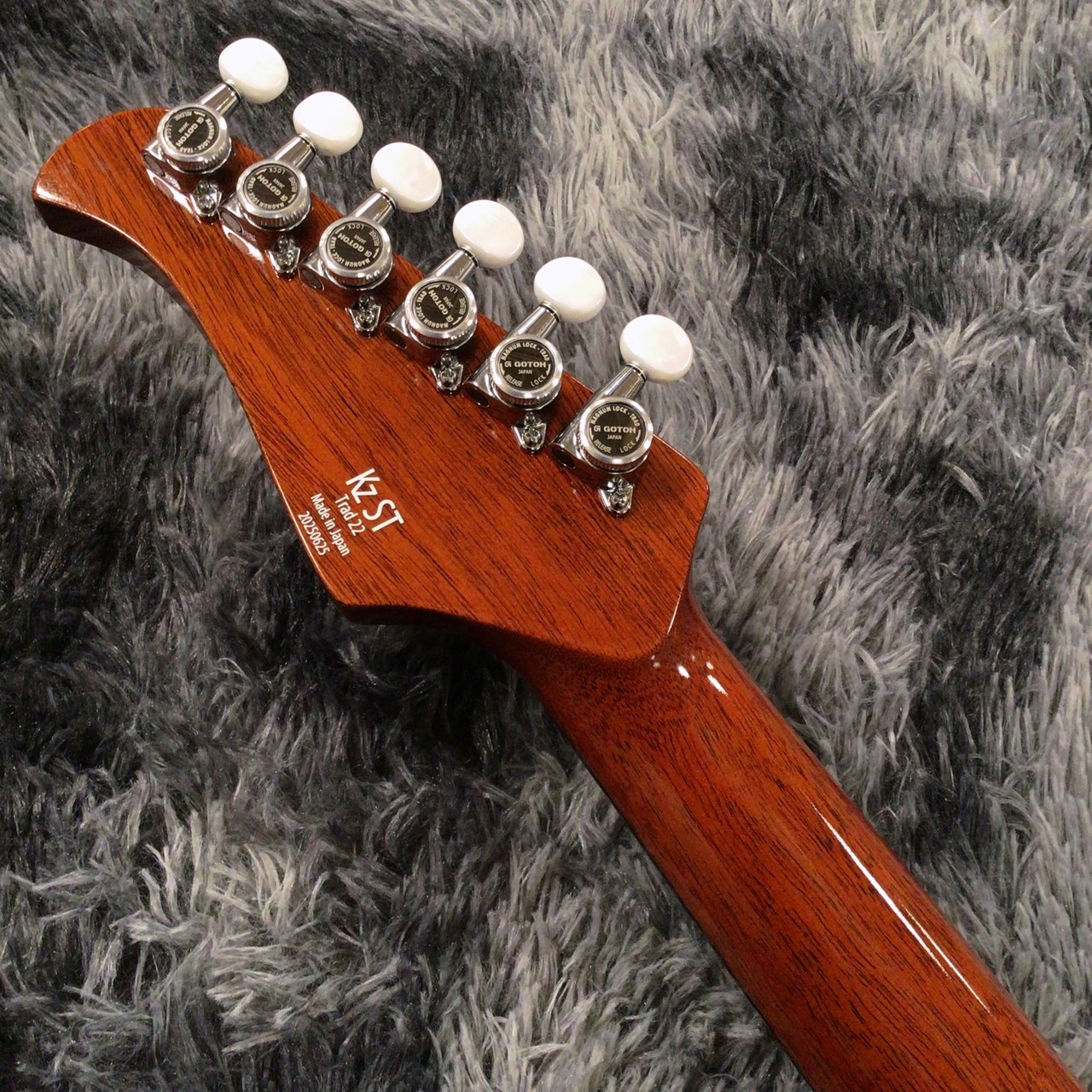 マイヤーズC4-Studio　夕日紅 Fender Player Stratocaster Plus Top Aged Cherry Burst