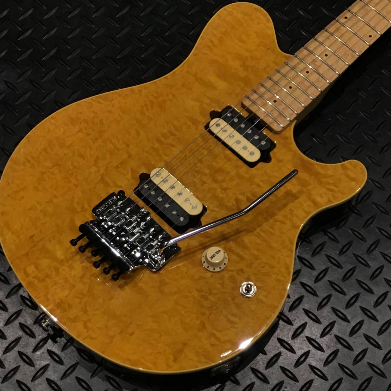 MUSIC MAN 【委託品】AXIS / GOLD TRANS TREM MAPLE 98年製【約3.57Kg】（中古）【楽器検索デジマート】