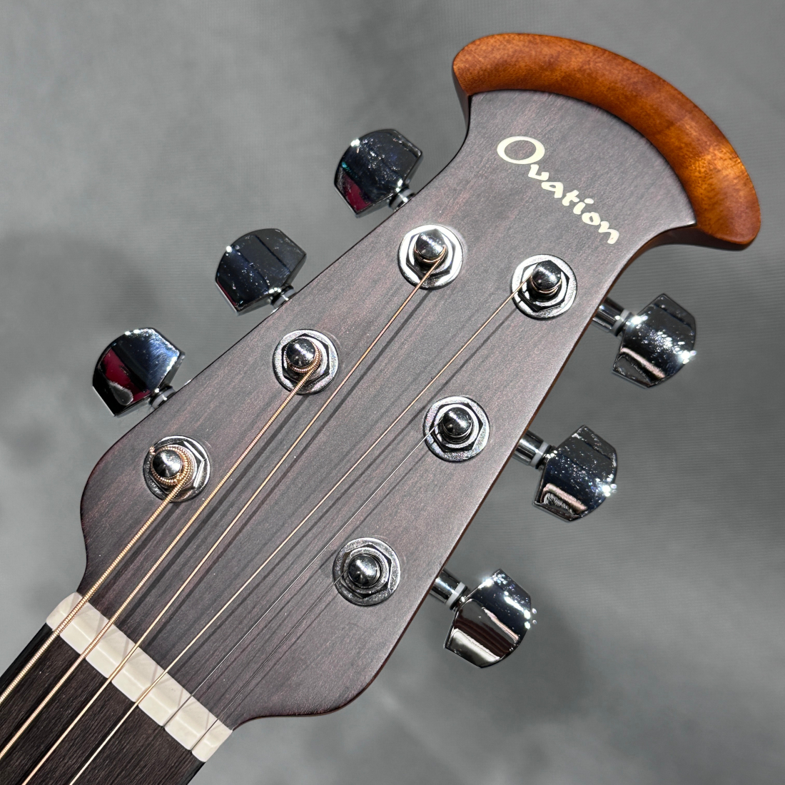 Ovation Mid Depth Body CE44-RRB Reverse Red Burst Celebrity