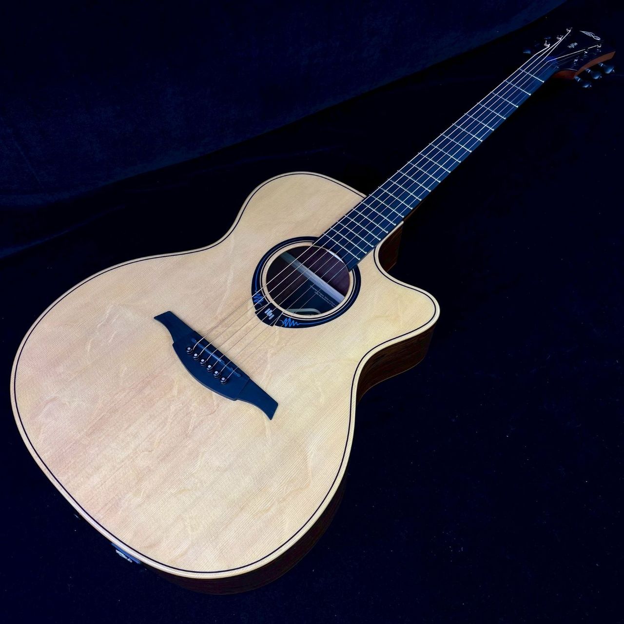 最終値下げ✨️【美品】LAG ラグギター THV30ACE／ハイバイブ ケース付 LAG THV30ACE エレアコギター ラグ HYVIBE 30 | 島村楽器