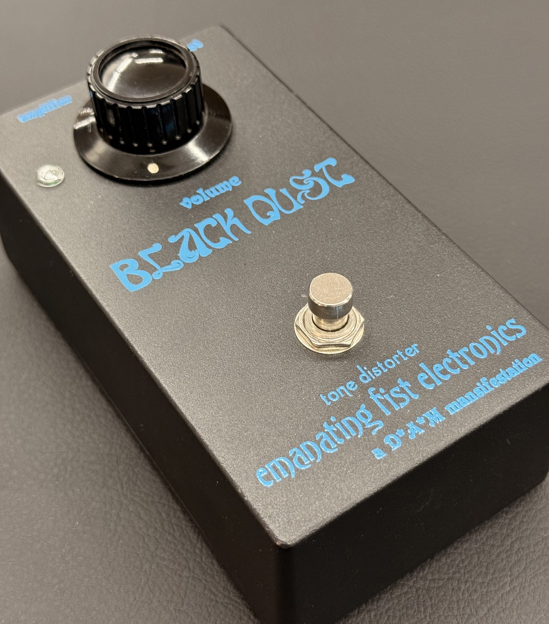 Emanating fist electronic Black Dust ファズ あのD*A*M Meatheadを