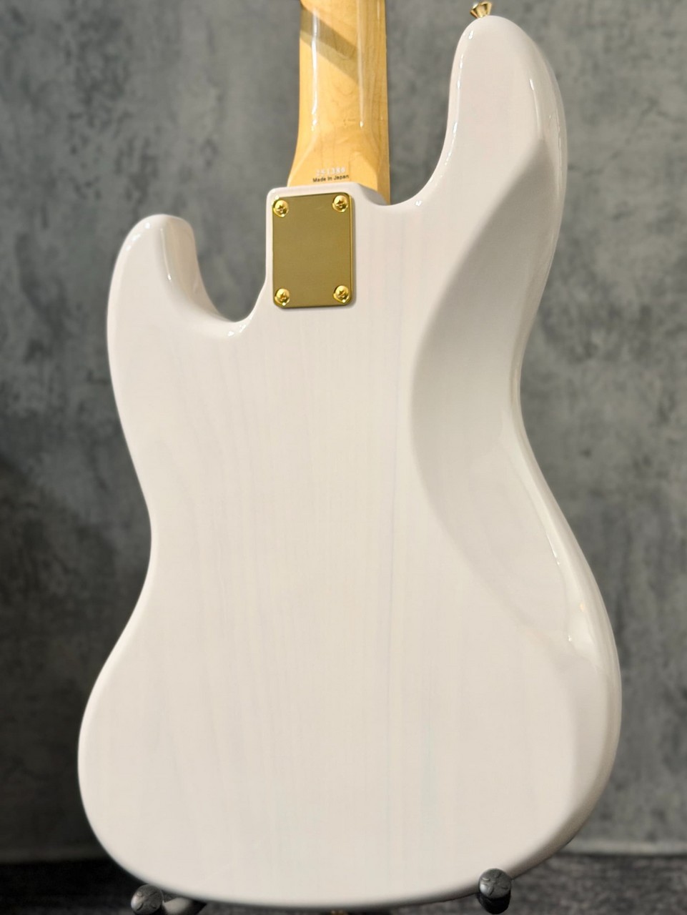 いのうえ出品ページ白いベースカラー Tokai 【漆黒指板】AJB-101G -See Through White- #251380【4.27kg