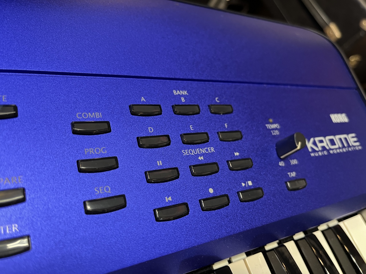 KORG KROME 61-BL【中古品】（中古）【楽器検索デジマート】