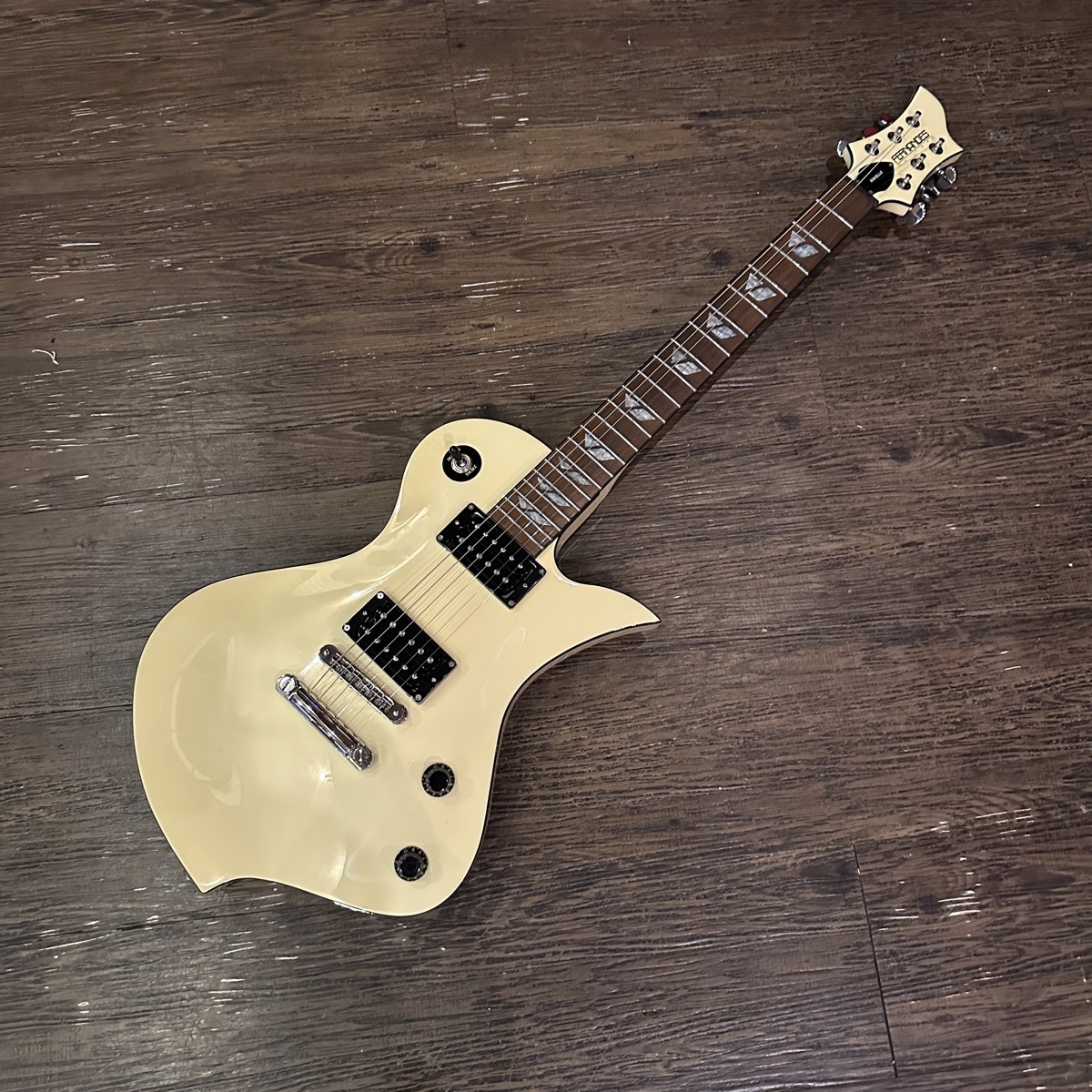 FERNANDES RAVELLE Standard White Electric Guitar（中古/送料無料